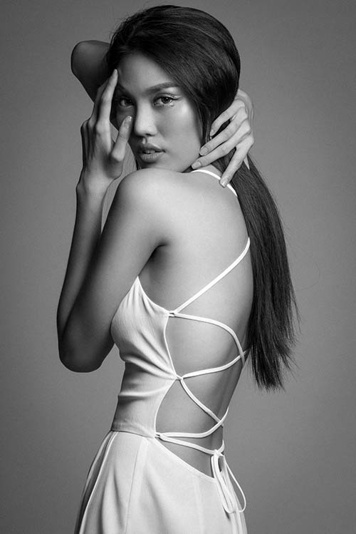 Lan Khuê gợi cảm, bay bổng khi khoe lưng trần - 1