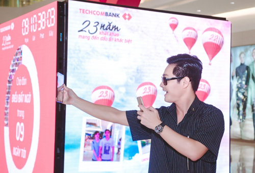 MC Phan Anh, Á Hậu Huyền My hào hứng chụp hình với “chiếc hộp bí ẩn” - 2
