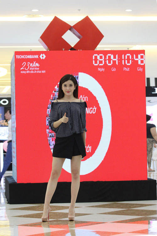 MC Phan Anh, Á Hậu Huyền My hào hứng chụp hình với “chiếc hộp bí ẩn” - 3