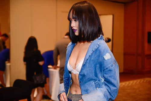 Mai Ngô gây choáng khi khoe nội y tại họp báo Elle Show - 6