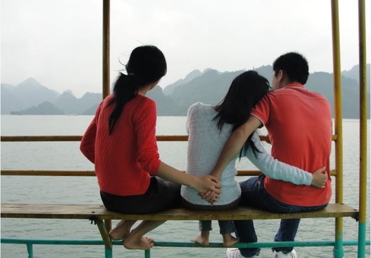 Phát hiện người yêu “bắt cá” 2 tay - 1