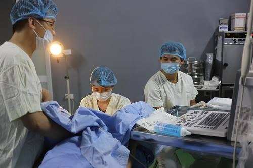 Sau 7 năm kết hôn, nữ bác sĩ hạnh phúc đón con chào đời ở tuổi 53 - 2