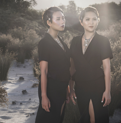 Thời trang công sở chất lừ của hai quý cô quot;song sinhquot; - 8