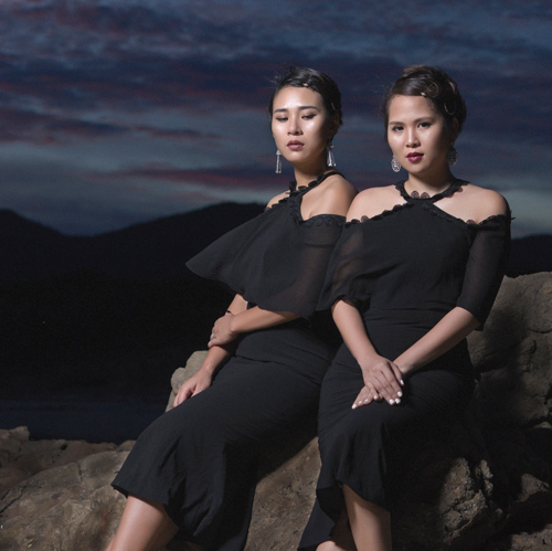 Thời trang công sở chất lừ của hai quý cô quot;song sinhquot; - 1