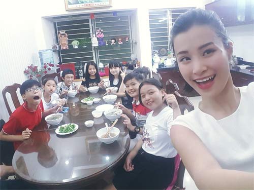 Vợ chồng Công Vinh - Thủy Tiên tình cảm bên nhau khi được con gái chụp hình - 3