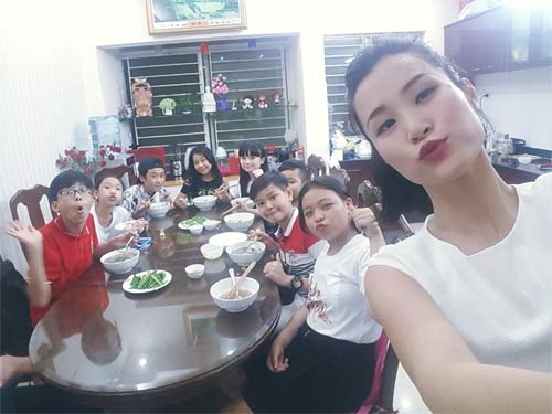 Vợ chồng Công Vinh - Thủy Tiên tình cảm bên nhau khi được con gái chụp hình - 4