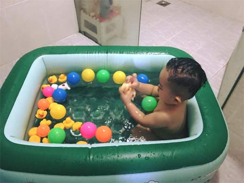 Vợ chồng Công Vinh - Thủy Tiên tình cảm bên nhau khi được con gái chụp hình - 11