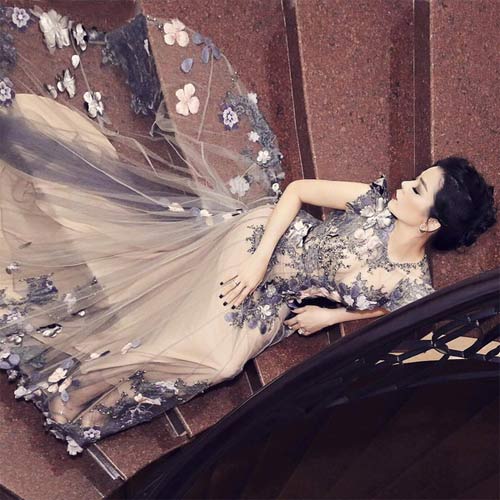 Vợ chồng Công Vinh - Thủy Tiên tình cảm bên nhau khi được con gái chụp hình - 13