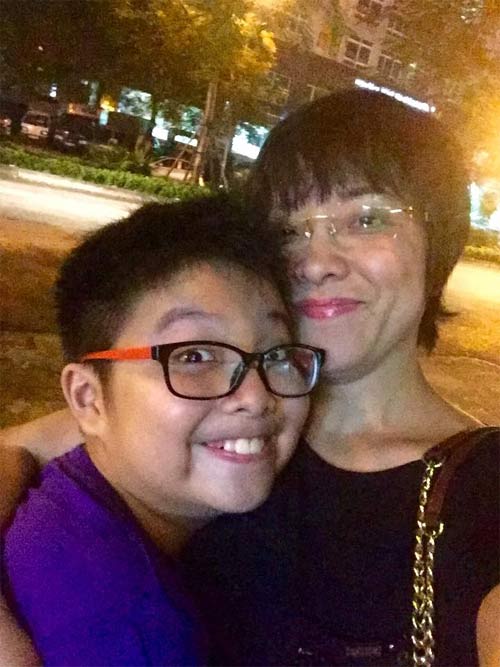 Vợ chồng Công Vinh - Thủy Tiên tình cảm bên nhau khi được con gái chụp hình - 14