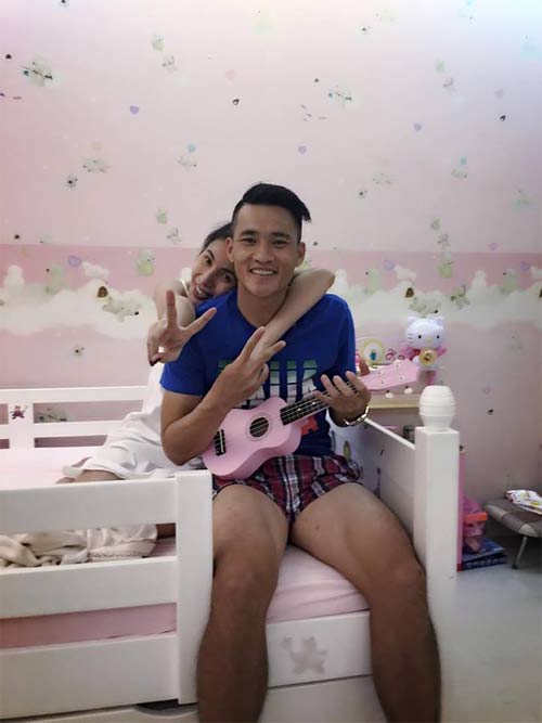 Vợ chồng Công Vinh - Thủy Tiên tình cảm bên nhau khi được con gái chụp hình - 2