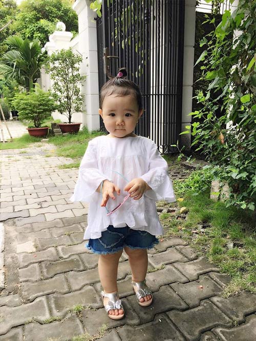 Vợ chồng Công Vinh - Thủy Tiên tình cảm bên nhau khi được con gái chụp hình - 8