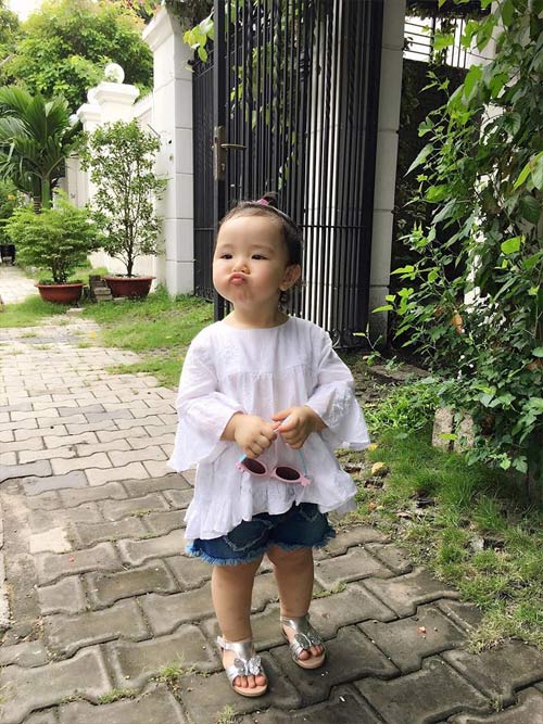 Vợ chồng Công Vinh - Thủy Tiên tình cảm bên nhau khi được con gái chụp hình - 9