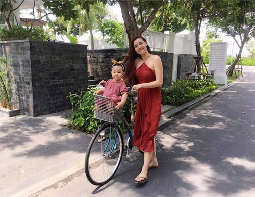 Vợ chồng Công Vinh - Thủy Tiên tình cảm bên nhau khi được con gái chụp hình - 10