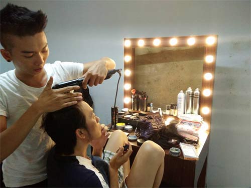 Vợ chồng Công Vinh - Thủy Tiên tình cảm bên nhau khi được con gái chụp hình - 5