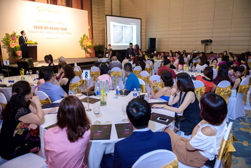 Bắt gặp bà mẹ U50 rủ con gái 9x đi làm đẹp! - 1