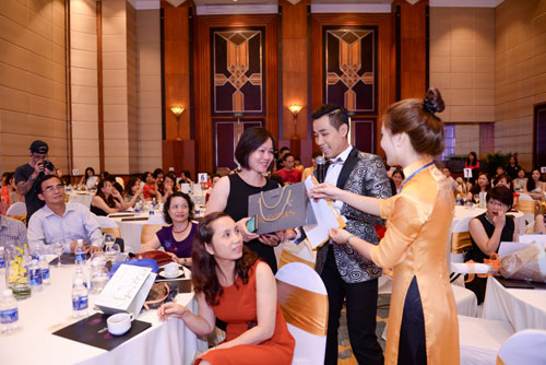 Bắt gặp bà mẹ U50 rủ con gái 9x đi làm đẹp! - 2