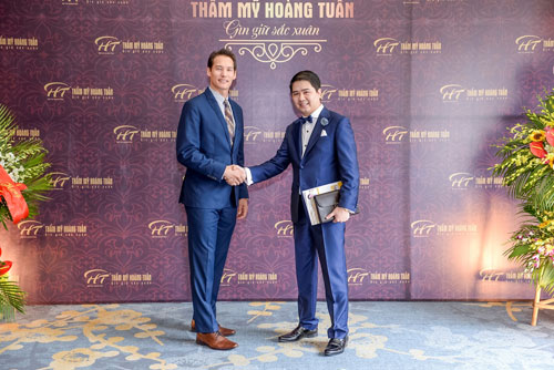 Bắt gặp bà mẹ U50 rủ con gái 9x đi làm đẹp! - 3