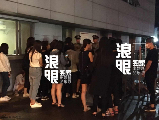 Đám tang Kiều Nhậm Lương ngập tràn hoa hồng trong nhà tang lễ - 6