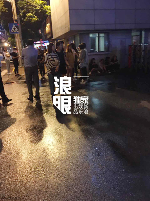 Đám tang Kiều Nhậm Lương ngập tràn hoa hồng trong nhà tang lễ - 7