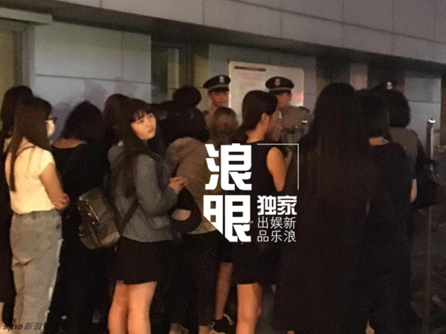 Đám tang Kiều Nhậm Lương ngập tràn hoa hồng trong nhà tang lễ - 8