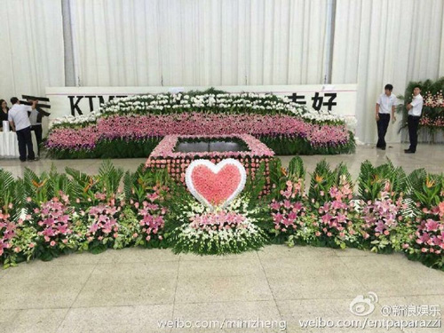 Đám tang Kiều Nhậm Lương ngập tràn hoa hồng trong nhà tang lễ - 2