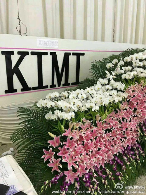 Đám tang Kiều Nhậm Lương ngập tràn hoa hồng trong nhà tang lễ - 3