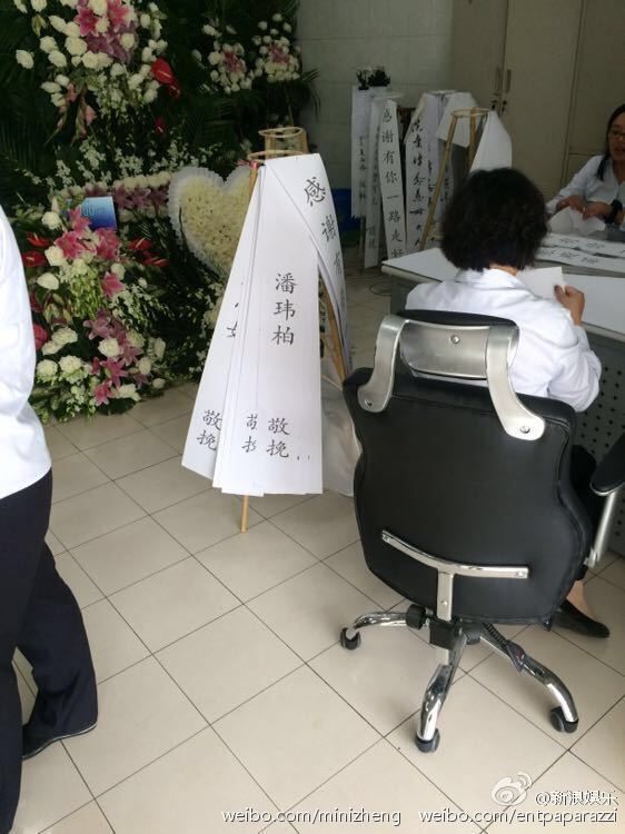 Đám tang Kiều Nhậm Lương ngập tràn hoa hồng trong nhà tang lễ - 5