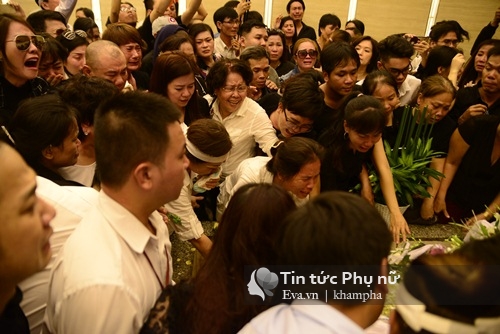 Đám tang Minh Thuận: quot;Không ai còn đứng vững khi đưa anh đến nơi lìa trầnquot; - 1