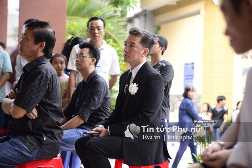 Đám tang Minh Thuận: quot;Không ai còn đứng vững khi đưa anh đến nơi lìa trầnquot; - 4