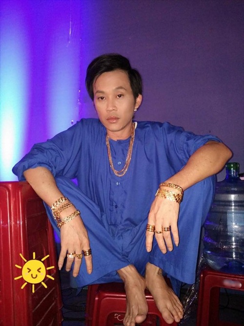 Hình ảnh đeo vàng lúc lỉu và lời đáp trả của Việt Hương khi gặp quot;Thánh từ thiệnquot; chỉ trích mình - 2