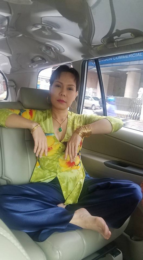 Hình ảnh đeo vàng lúc lỉu và lời đáp trả của Việt Hương khi gặp quot;Thánh từ thiệnquot; chỉ trích mình - 1