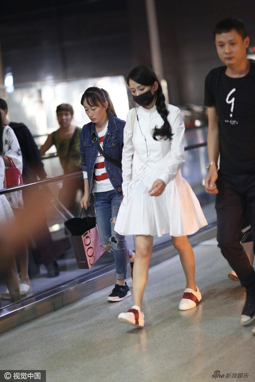 Mặc đồ đen giản dị, Trần Kiều Ân sụt sùi trong đám tang Kiều Nhậm Lương - 4