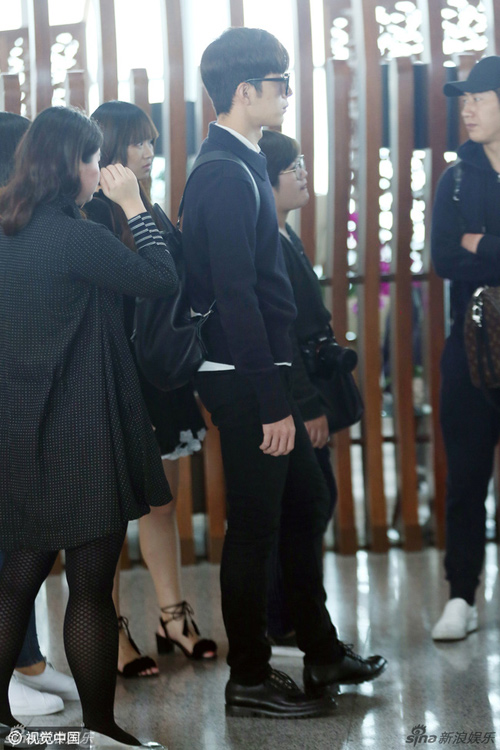 Mặc đồ đen giản dị, Trần Kiều Ân sụt sùi trong đám tang Kiều Nhậm Lương - 10