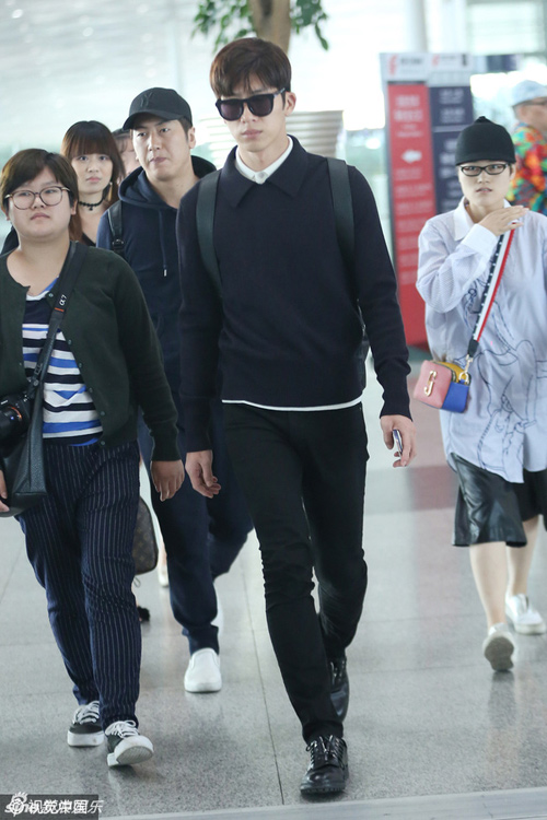 Mặc đồ đen giản dị, Trần Kiều Ân sụt sùi trong đám tang Kiều Nhậm Lương - 11