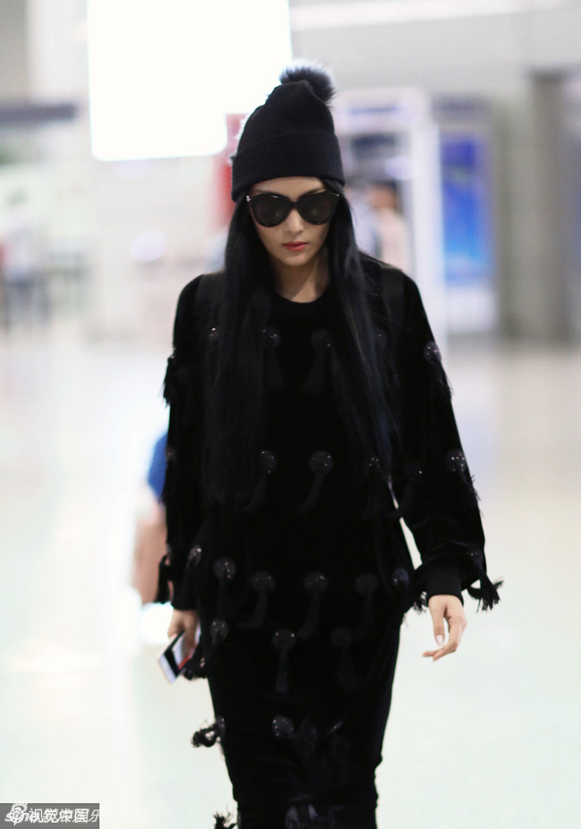 Mặc đồ đen giản dị, Trần Kiều Ân sụt sùi trong đám tang Kiều Nhậm Lương - 12