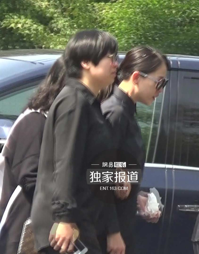 Mặc đồ đen giản dị, Trần Kiều Ân sụt sùi trong đám tang Kiều Nhậm Lương - 2