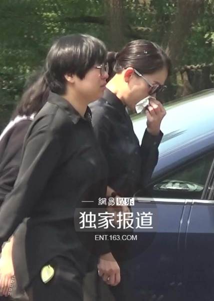 Mặc đồ đen giản dị, Trần Kiều Ân sụt sùi trong đám tang Kiều Nhậm Lương - 3