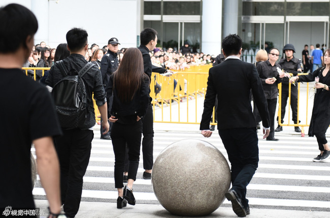 Mặc đồ đen giản dị, Trần Kiều Ân sụt sùi trong đám tang Kiều Nhậm Lương - 5