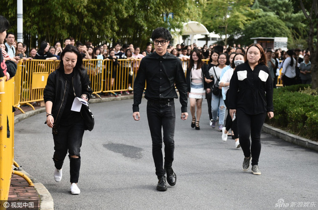 Mặc đồ đen giản dị, Trần Kiều Ân sụt sùi trong đám tang Kiều Nhậm Lương - 6