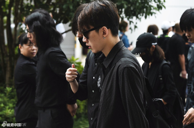 Mặc đồ đen giản dị, Trần Kiều Ân sụt sùi trong đám tang Kiều Nhậm Lương - 8