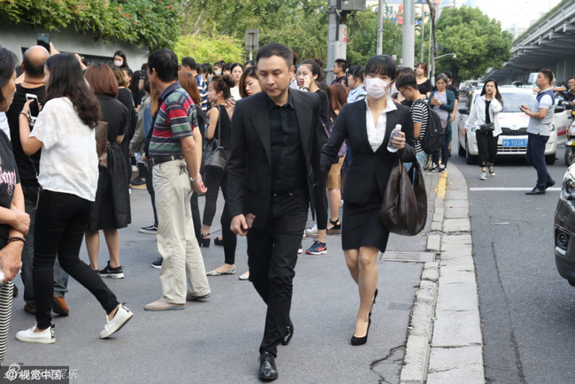 Mặc đồ đen giản dị, Trần Kiều Ân sụt sùi trong đám tang Kiều Nhậm Lương - 9