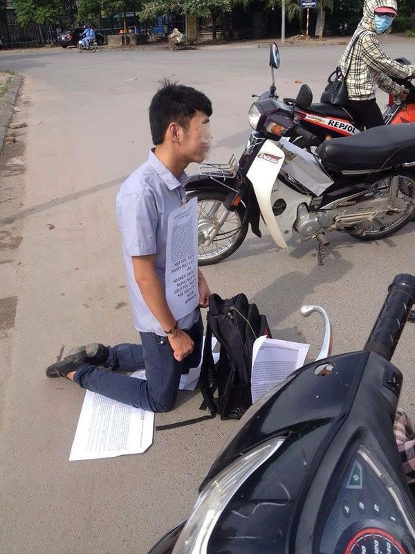 Những màn quỳ gối giữa đường xin lỗi người yêu gây sốc - 6