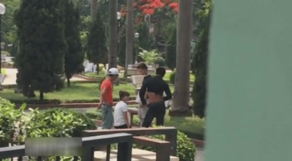 Những màn quỳ gối giữa đường xin lỗi người yêu gây sốc - 4