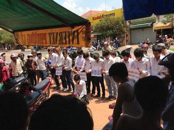 Những màn quỳ gối giữa đường xin lỗi người yêu gây sốc - 5