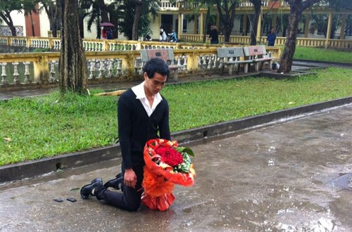 Những màn quỳ gối giữa đường xin lỗi người yêu gây sốc - 2