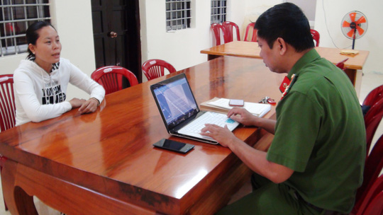 Vợ lấy chảo dầu đun sôi tạt vào người chồng - 1