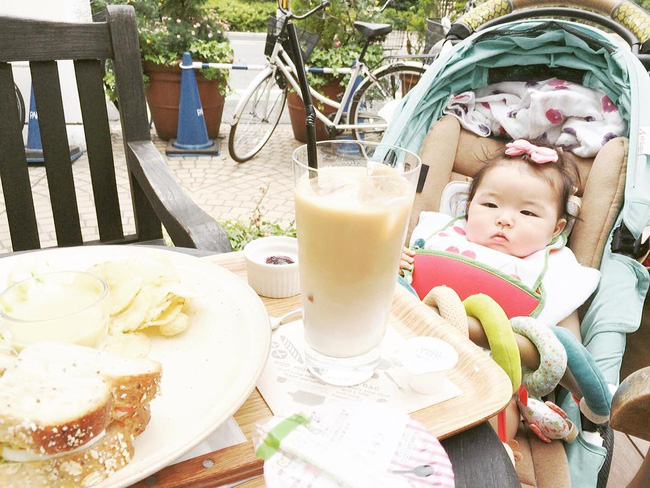 Cô bé quot;vừa ngủ, vừa ănquot; khiến nhiều người quot;thèm con gáiquot; - 11