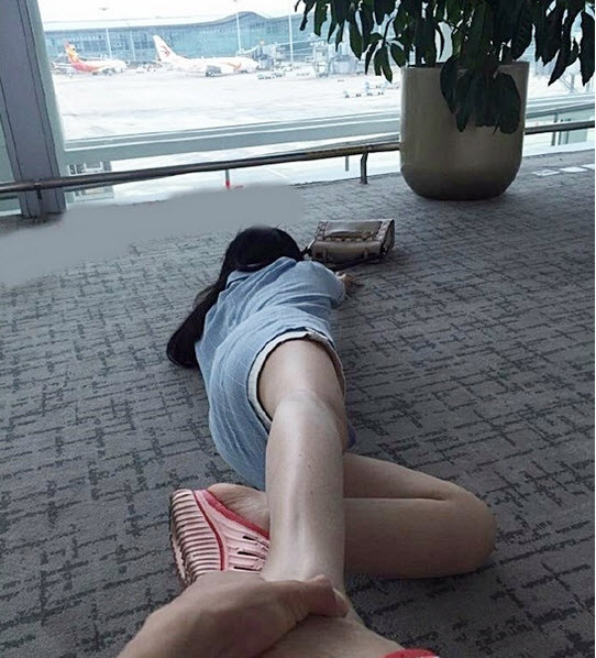 Chàng trai lôi bạn gái lê lết khắp thế gian gây quot;bãoquot; - 1