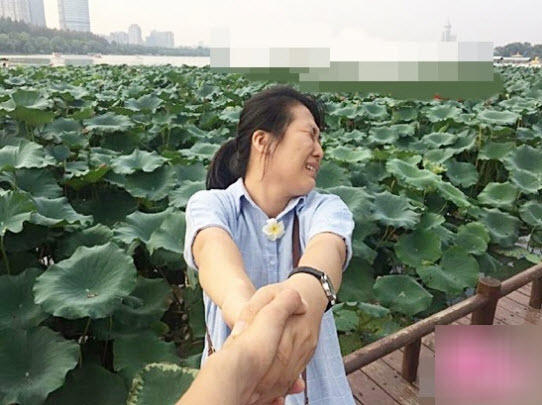 Chàng trai lôi bạn gái lê lết khắp thế gian gây quot;bãoquot; - 2