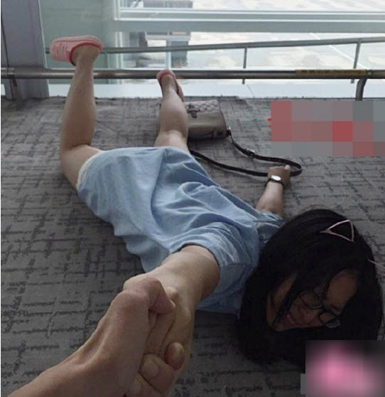 Chàng trai lôi bạn gái lê lết khắp thế gian gây quot;bãoquot; - 4